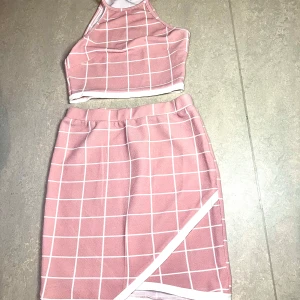 Set Rutig rosa linnetopp och kjol - Säljer en söt rosa linnetopp från Shein med vitt rutmönster. Toppen har smala axelband och en croppad passform. Perfekt för en trendig look! 🌸
