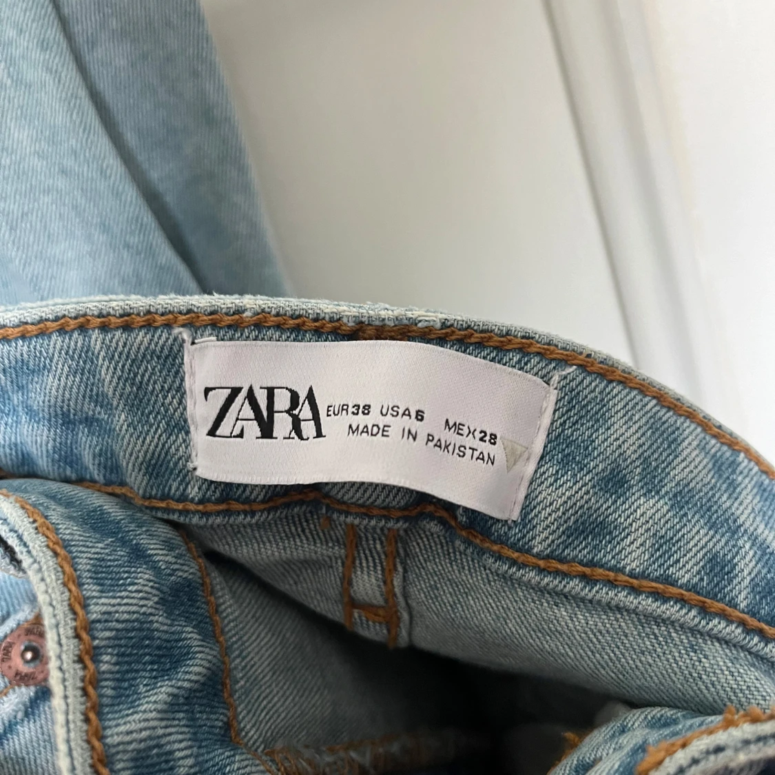 Ljusblå ripped jeans från Zara - 1