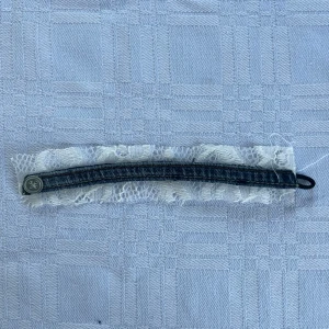 Jeansarmband med vit spets  - Super fint Jeansarmband med vit spets detalj! 🥰🌸🤗