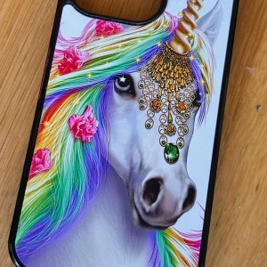 Fint mobilskal till iPhone! - Fint mobilskal i silikon med enhörningsmotiv som passar till IPhone 13/14/15 & 16 samt respektive PRO-modeller. Oanvänt.