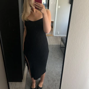 Svart ribbad långklänning med slits - Säljer en svart ribbad långklänning från Cider i storlek xs men funkar super bra till storlek S🌸säljer den pga att jag aldrig använt den så den är i super bra skick!💕