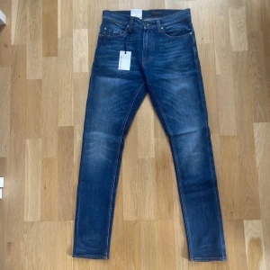 Tiger of Sweden jeans - Säljer ett par jeans från tiger i modellen pistolero. Aldrig använda, nypris 1600kr. Storlek 30/32 men sitter lite smalare. Hör av er om ni har några frågor!