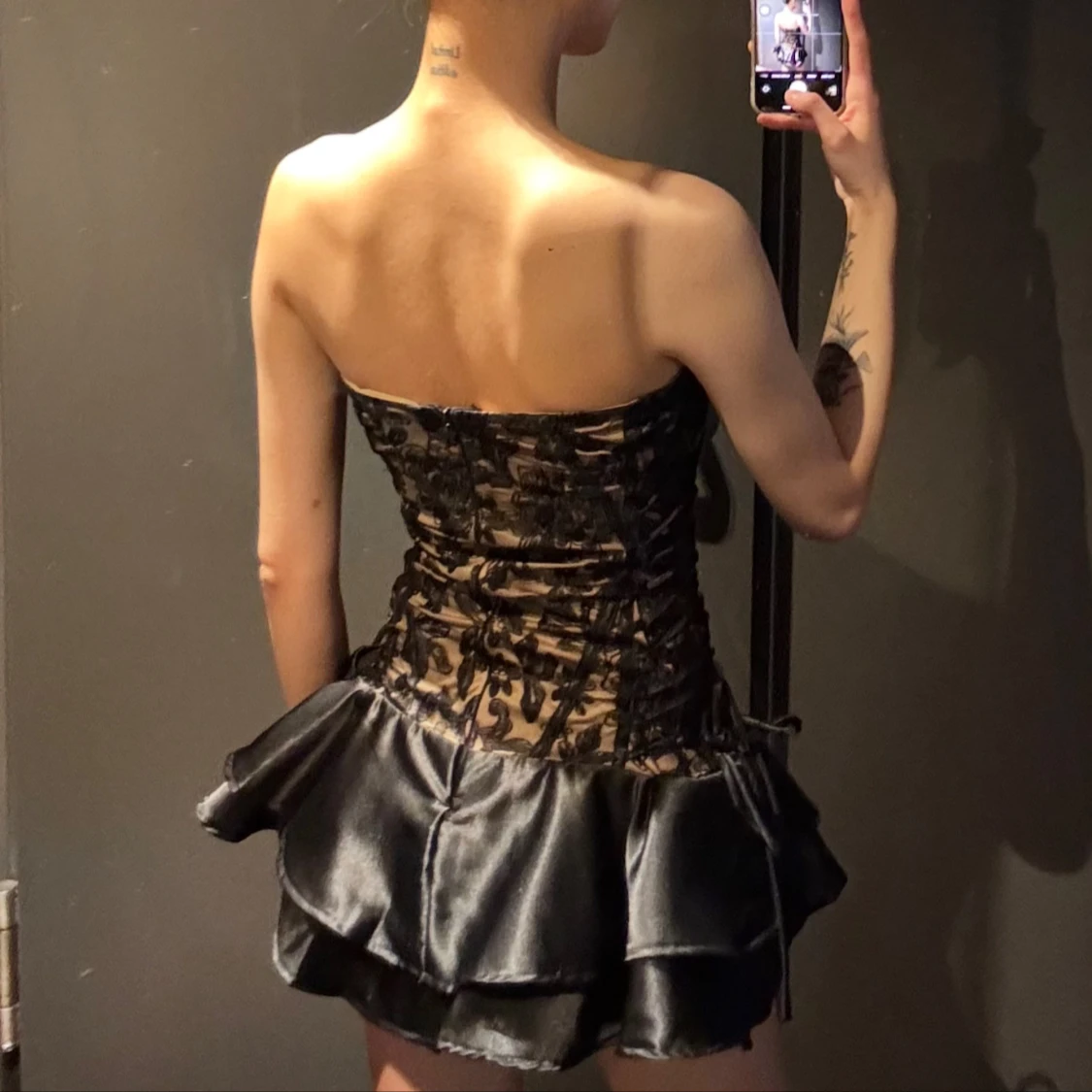 Svart axelbandslös kortklänning med snörning - 1