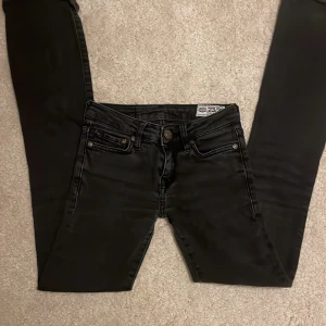 Crocker jeans  - Lågmidjade och utsvängda crocker jeans i svart.  Säljer då dom är för små för mig. Jeansen är knappt använda och är i väldigt bra skick! ❤️ (Pris kan diskuteras)