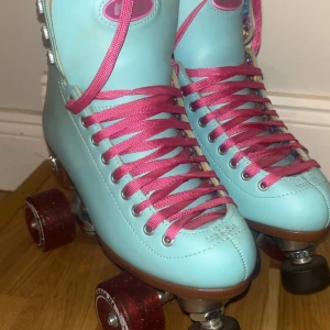 Moxi Beach Bunny rullskridskor i ljusblått - Säljer ett par Moxi Beach Bunny rullskridskor i ljusblå färg med rosa snörning typ aldrig använda och bara använda inomhus så så gott som nya sånna här rullskridskor kostar 2100 säljer för 1500 