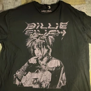  Billie Eilish svart oversized t-shirt med tryck - Cool svart Oversiezed t-shirt från Billie Eilish.  i alternativ stil och texten 'Billie Eilish' i metallic-aktig font. Perfekt för dig som gillar musik och streetwear. Köpte den 2023.