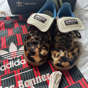 Adidas Wales Bonner leopardmönstrade sneakers - ÄKTA Slutsålda sneakers från Adidas x Wales Bonner med leopardmönster och bruna detaljer. Fint skick, inte använt alls mycket. Storlek 38 & 2/3. Köpta på sneakersnstuff i Stockholm dagen då de släpptes. 