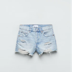 Jeansshorts - Super snygga jeansshorts från Zara💞De har gått sönder lite vid ena låret, men inget man tänker på🥰