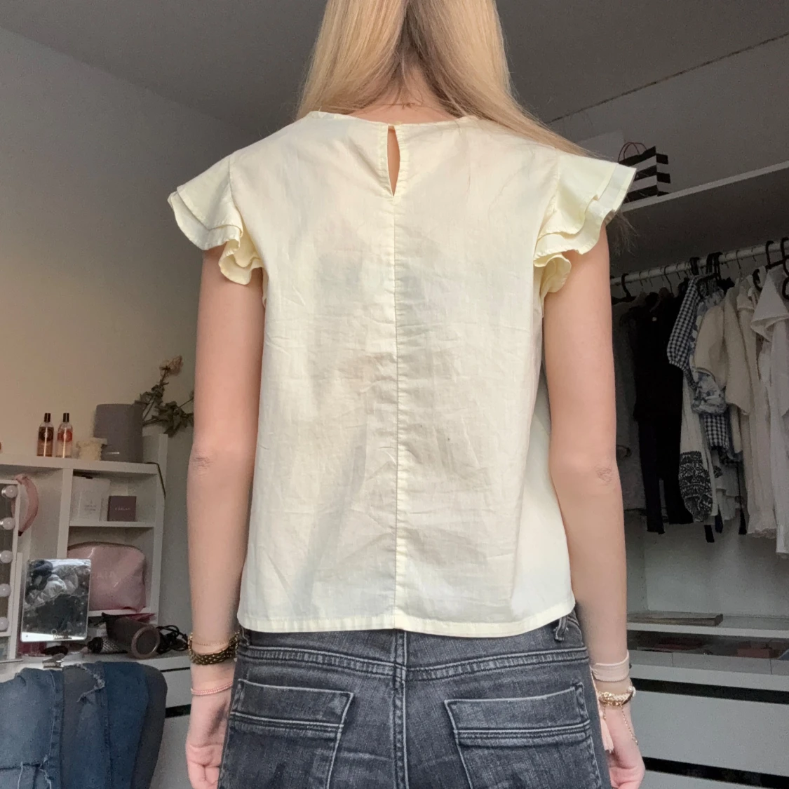 Ljusgul blus med volangärmar  - 1