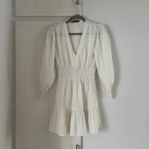 Zara klänning💞 - Säljer denna Zara klänning för att den inte kommer till användning, fint skick och inte defekter! Hör av er vid frågor eller fler bilder på klänningen💞💞