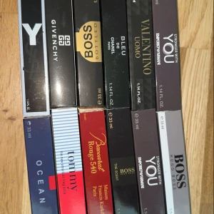 Mix av exklusiva parfymprover från kända märken - Säljer ett stort urval parfymprover från lyxiga märken som Tom Ford, Chanel, Dior, Hugo Boss, Armani, Prada, Versace, Carolina Herrera och fler. Parfymerna kommer i eleganta små flaskor och boxar, perfekta för att testa olika dofter. Innehåller både dam- och herrdofter.