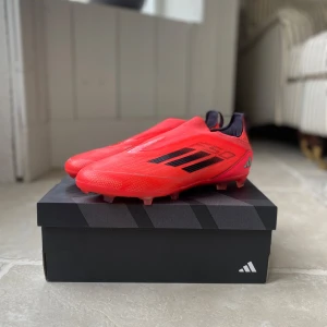 Adidas f50 PRO  - Hej! Säljer nu dessa ipincip helt nya adidas f50 pro för dunderpris! Endast använda någon enstaka gång. Köpta för 1500kr och säljer för 900kr! Storleken på skorna är 38-2/3 passar absolut 39! Hör av er vid frågor!👍