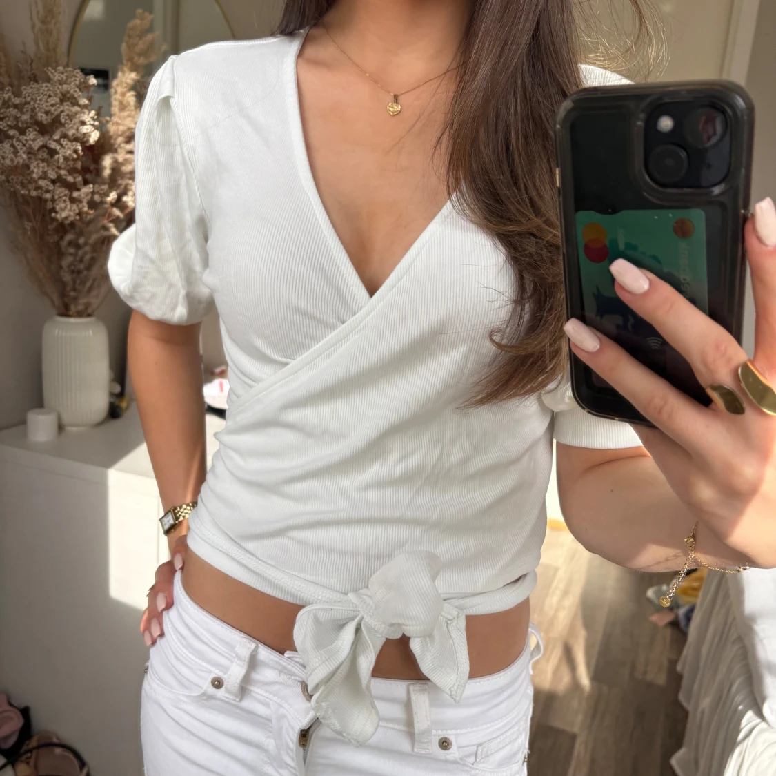 Vit omlottopp med puffärm och knyt - 2