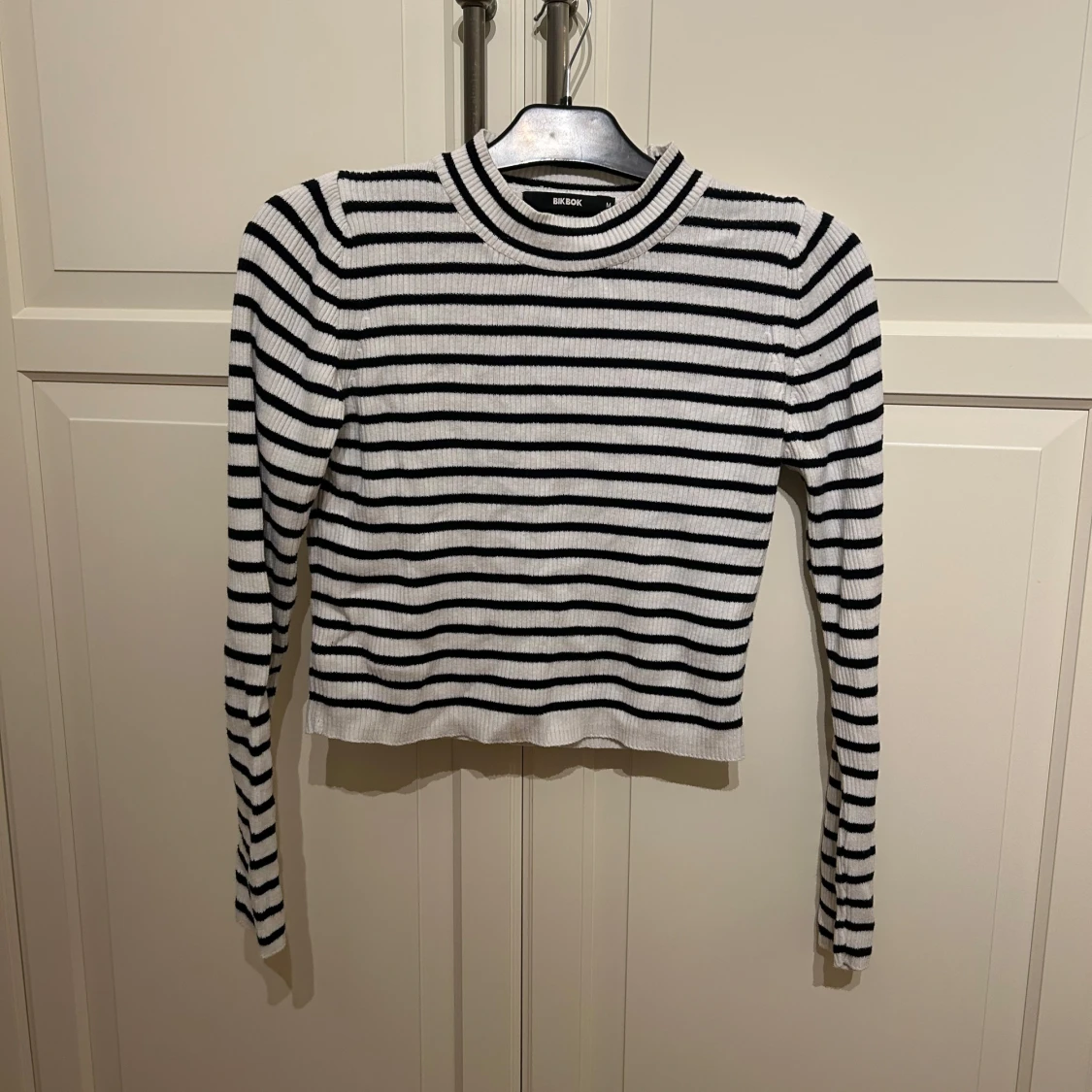 Randig ribbad tröja från BikBok