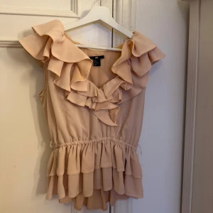 Superfin HM blus  - Rosa blus från Hm med jättefina volanger. Den är i storlek S❤️