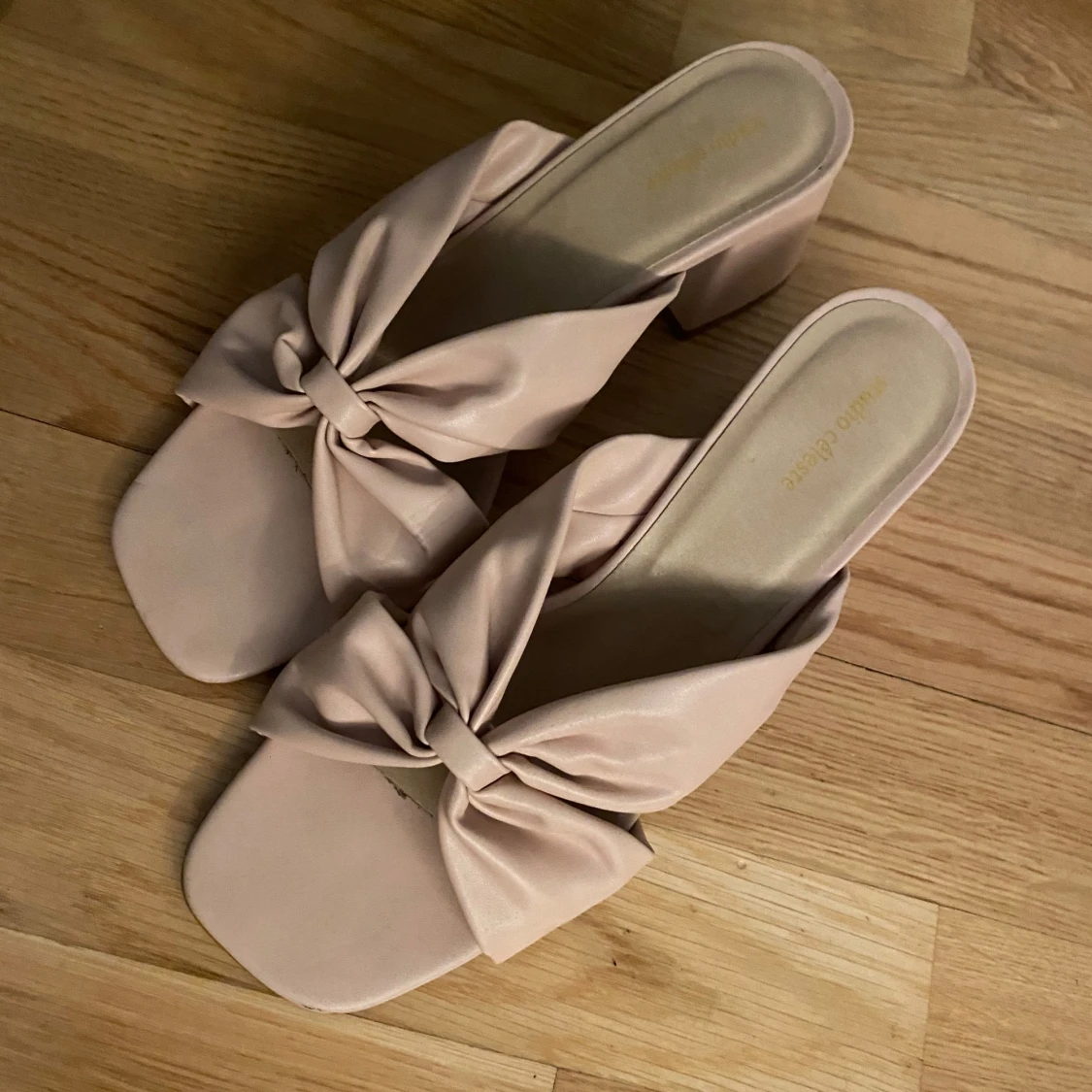 Ljusrosa klackade sandaler med rosett - 1