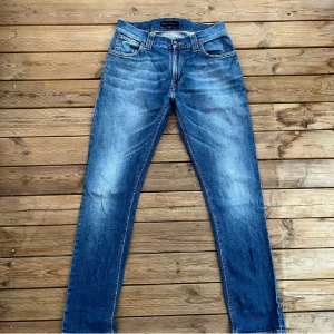  Nudie jeans  - Tja, säljer dessa riktigt feta nudie jeans då de har växt ur mig. Passformen är slim fit, W är 29 men kan passar lite som 30. De finns inga defekter och säljer för 349. Skriv om funderingar!