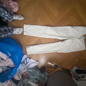 Vita raka jeans - Säljer ett par vita jeans med rak passform och normal midja. Byxorna har klassisk femficksdesign och är perfekta för en clean och stilren look. Passar till det mesta och är ett måste i garderoben.