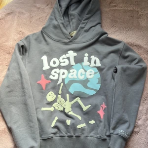 Broken Planet grå hoodie - Broken planet hoodie, använd 1 gång. Lite för oversized för min smak. XS men passar S, M. Skriv för fler bilder eller frågor 🫶🏼