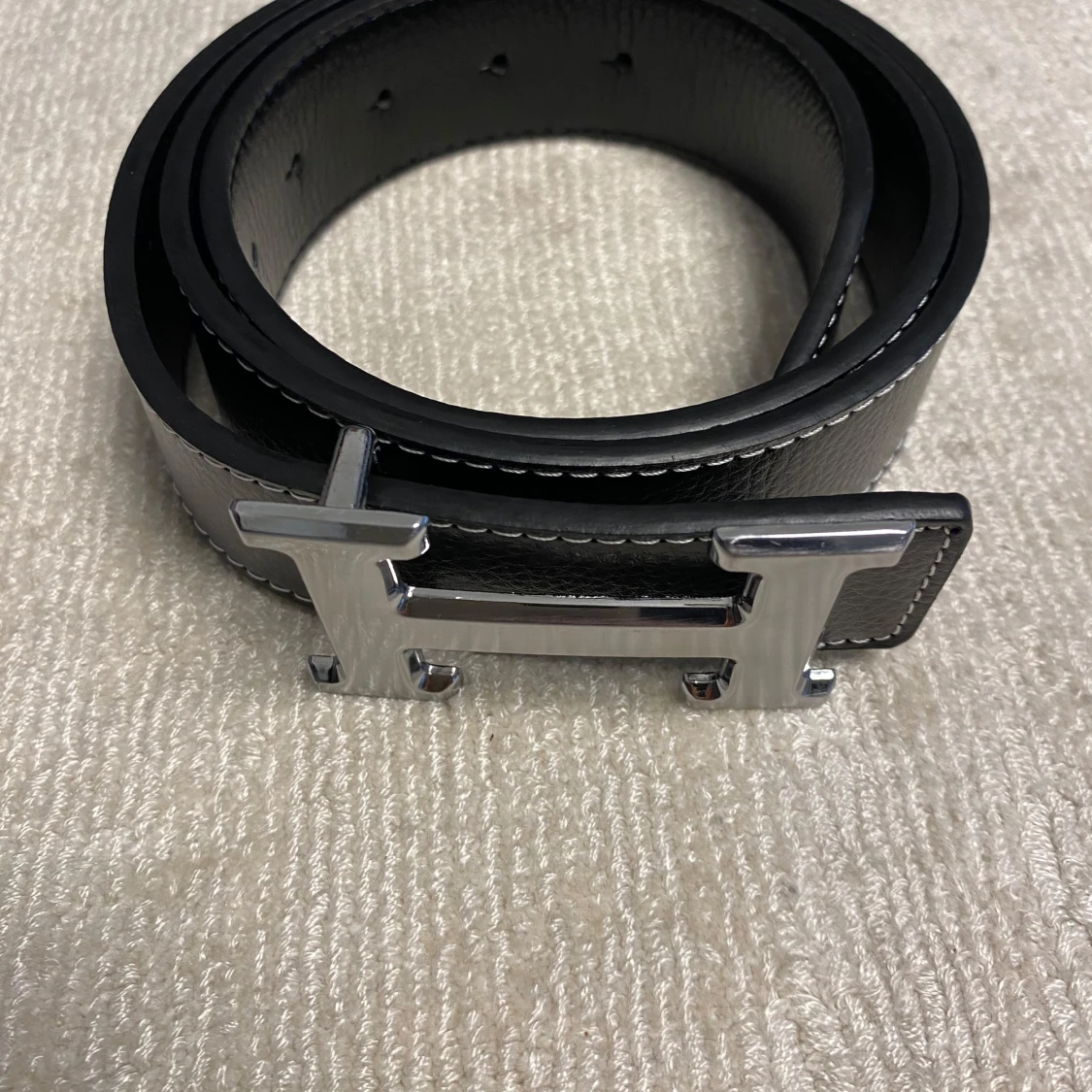 Svart skärp med H-spänne  - 4