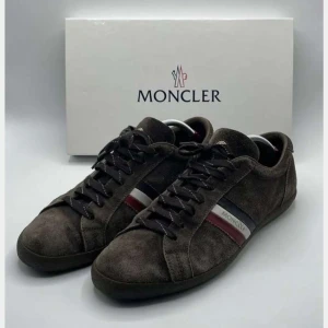 Moncler Mocka Skor - Säljer nu dessa extremt grisch bruna äkta skorna från Moncler i mocka med snörning. Skorna är i storlek EU45 och passar 45/46. Riktigt bekväma stiliga skor som chockar benätzen.  För fler bilder eller vid frågor så är det bara att skriva! Priset går som vanligt att diskutera vid snabb affär. 