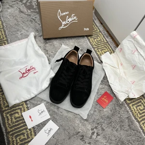 Christian Louboutin Skor - Säljer ett par eleganta svarta Louboutin skor i storlek 45. Skorna är 100% äkta och i mycket bra skick – endast sparsamt använda och väl omhändertagna. Den klassiska röda sulan är i fint skick och visar minimalt med slitage. Perfekta för dig som vill lyfta din stil med ett exklusivt och tidlöst par skor från ett av världens mest ikoniska varumärken. Nypriset ligger långt över detta, så passa på att fynda! Fraktar inom 24 timmar efter köp! Skicka ett PM vid frågor!