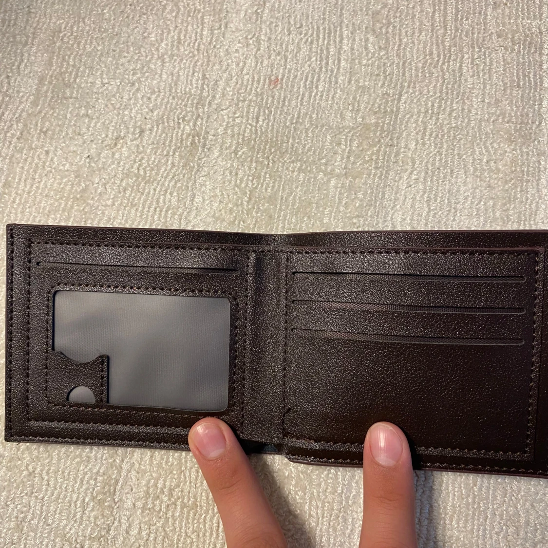 Brun plånbok med rutigt mönster - 2