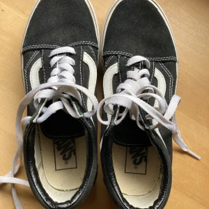 Vans Sneakers strl 36 - Begagnat skick  Märke Vans strl 36 svarta defekt under en sula hål se bild förekommer skavanker smuts 