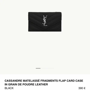 Svart kuvertväska från Saint Laurent - Säljer en svart kuvertväska från Saint Laurent med YSL-logga i silver framtill. Kuvertväskan är i superbra skick och köptes för 4000 i butik.