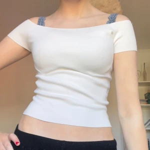 Vit offshoulder topp - Säljer en jättesöt off-shoulder topp från zara!!😍😍