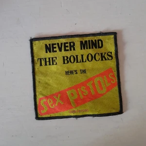 Sex Pistols patch - Säljer en gammal 'Never Mind The Bollocks Here's The Sex Pistols' patch från min gamla crust jacka. Ca 10cm?? Som ni ser har den märken från stygn  men vadå 