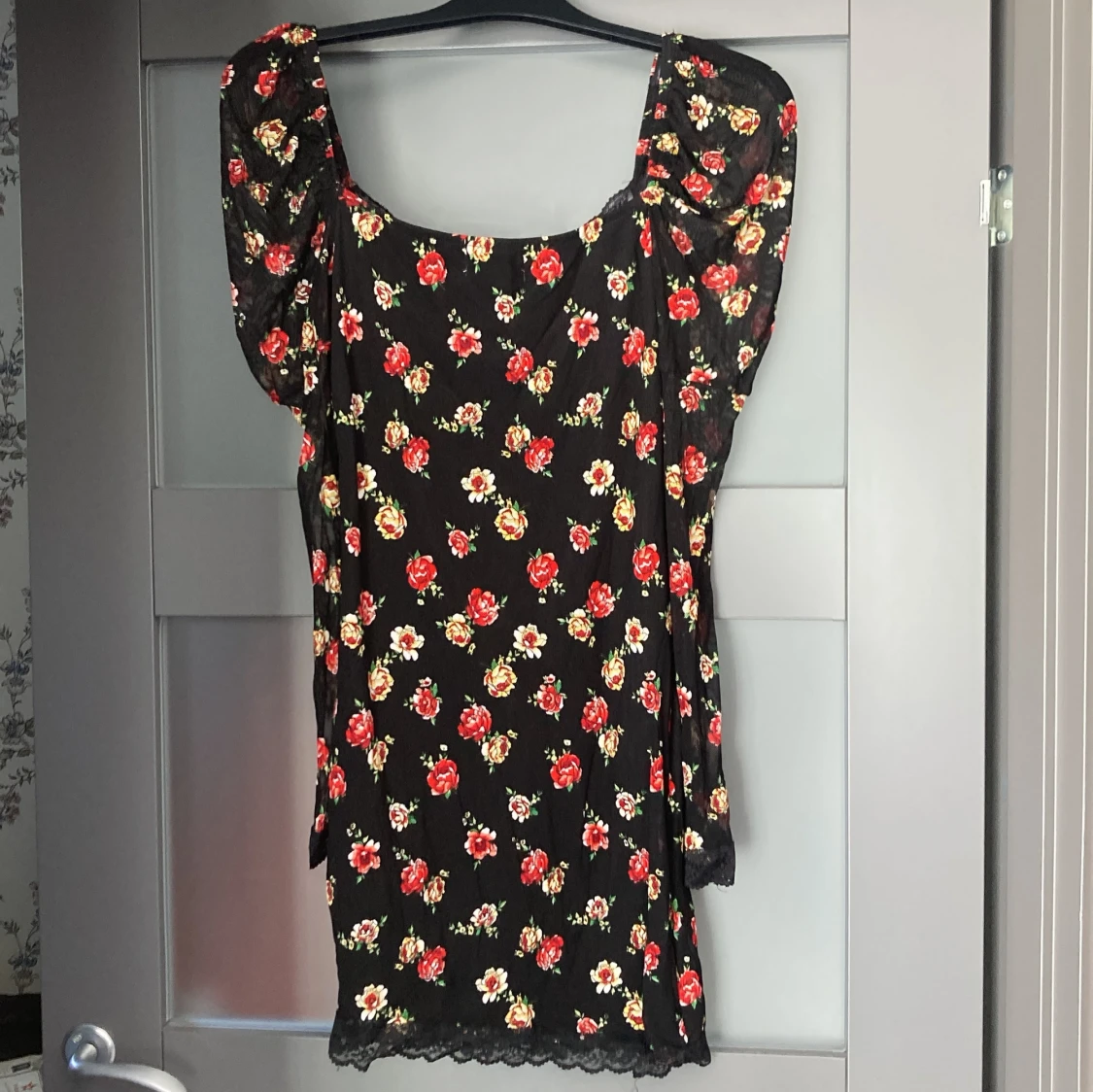 Svart blommig kortklänning från Kiss The Sky - 1