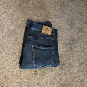 Blå Replay jeansbyxor - Tjena! Säljer ett par mörkblåa replay jeans, säljer pga av att dom är för små,knappt använda. Storlek 160, Tveka inte på att höra av er!🔥
