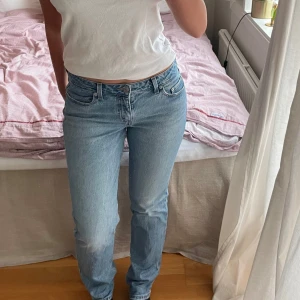 Levi’s Jeans - Snygga ljusblå Levi’s jeans i modellen ”Low pitch straight”. Raka i modellen och passar bra i längd för mig som är 163cm. 🌺