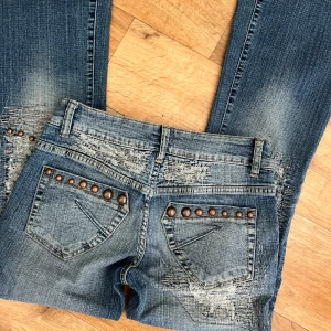 Jeans med nitar - Snygga utsvängda jeans💙