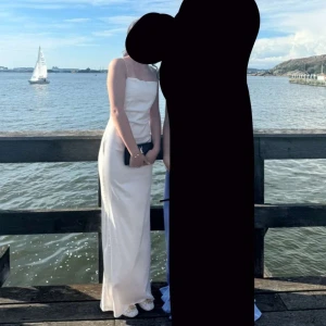 Balklänning - balklänning köpt på nelly endast använd 1 gång