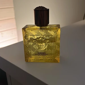 Versace Eros Energy Eau de Parfum herrparfym - Versace Eros Energy Eau de Parfum. Ungefär 60% av parfym är kvar och de var 50 ml från början. Parfymen är perfekt för sommaren då den doftar citrus