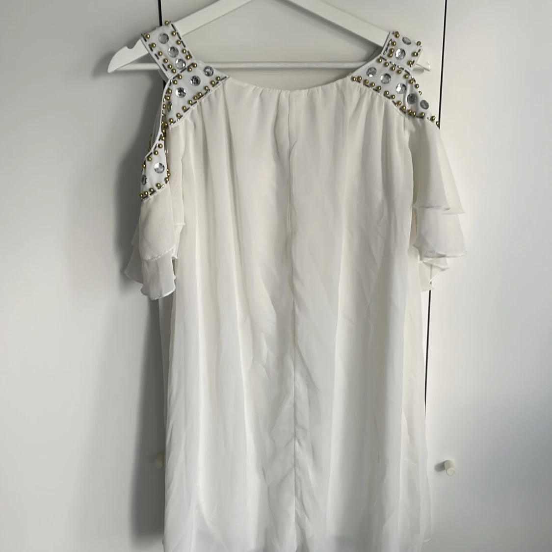 Vit klänning med pärldetaljer - 1