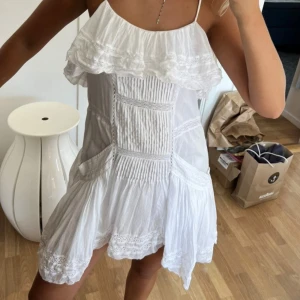 Isabel marant etoile klänning - Wow!! Drömmig klänning, endast använd 1 gång!! Lappar kvar, nypris 7500 kr. Storlek S, jag är 173!! Perfekt studentklänning🥰🥰