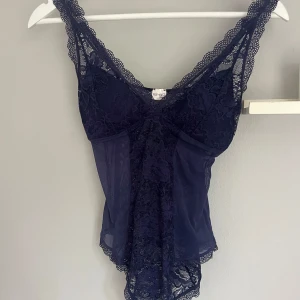 Spetsbody - Supersnygg marinblå spetsbody. Aldrig kommit till användning🩷