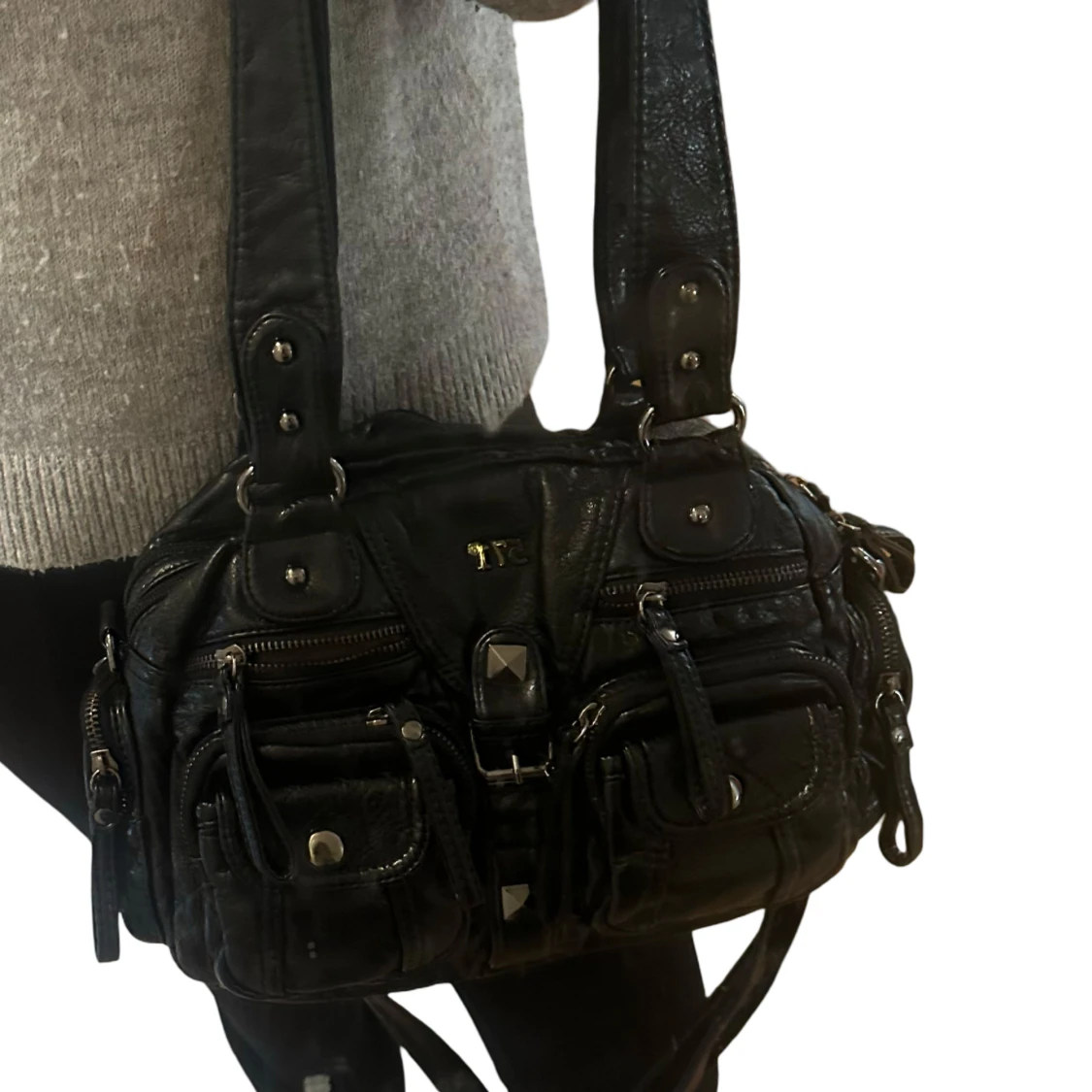 Svart handväska med många fickor från 57I