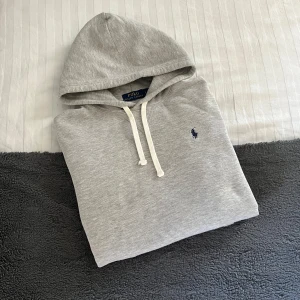 Ralph Lauren Hoodie - Säljer denna snygga Ralph Lauren hoodie. Hoodien är i storlek S och är i mycket fint skick!