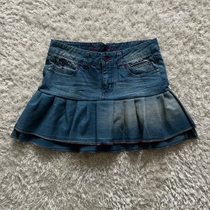 Jeanskjol med volang  - Omsydd jeanskjol från ett par jeans. Midjemått tvärsöver - 40cm Längd - 38
