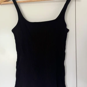 Linne - Ribbat linne från Vero Moda i storlek S. Använd någon gång men säljer då det inte passar mig. Pris kan diskuteras. Hör av dig vid frågor