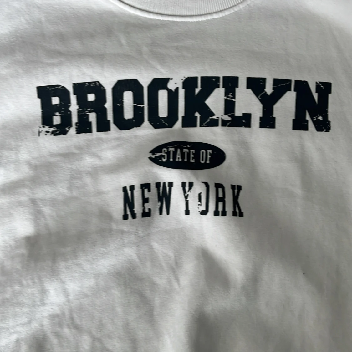 Vit sweatshirt med Brooklyn-tryck från Reaction - 1