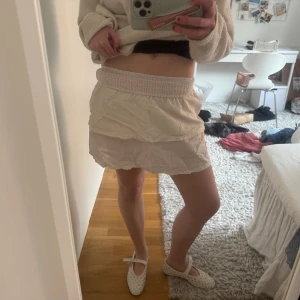 Beige volangkjol med resårmidja - Säljer en söt beige kortkjol med volanger och bred resår i midjan. 