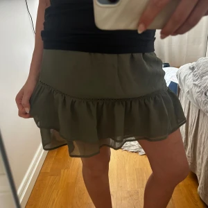 Kjol - Så fin grön kjol som aldrig är använd💗🌟