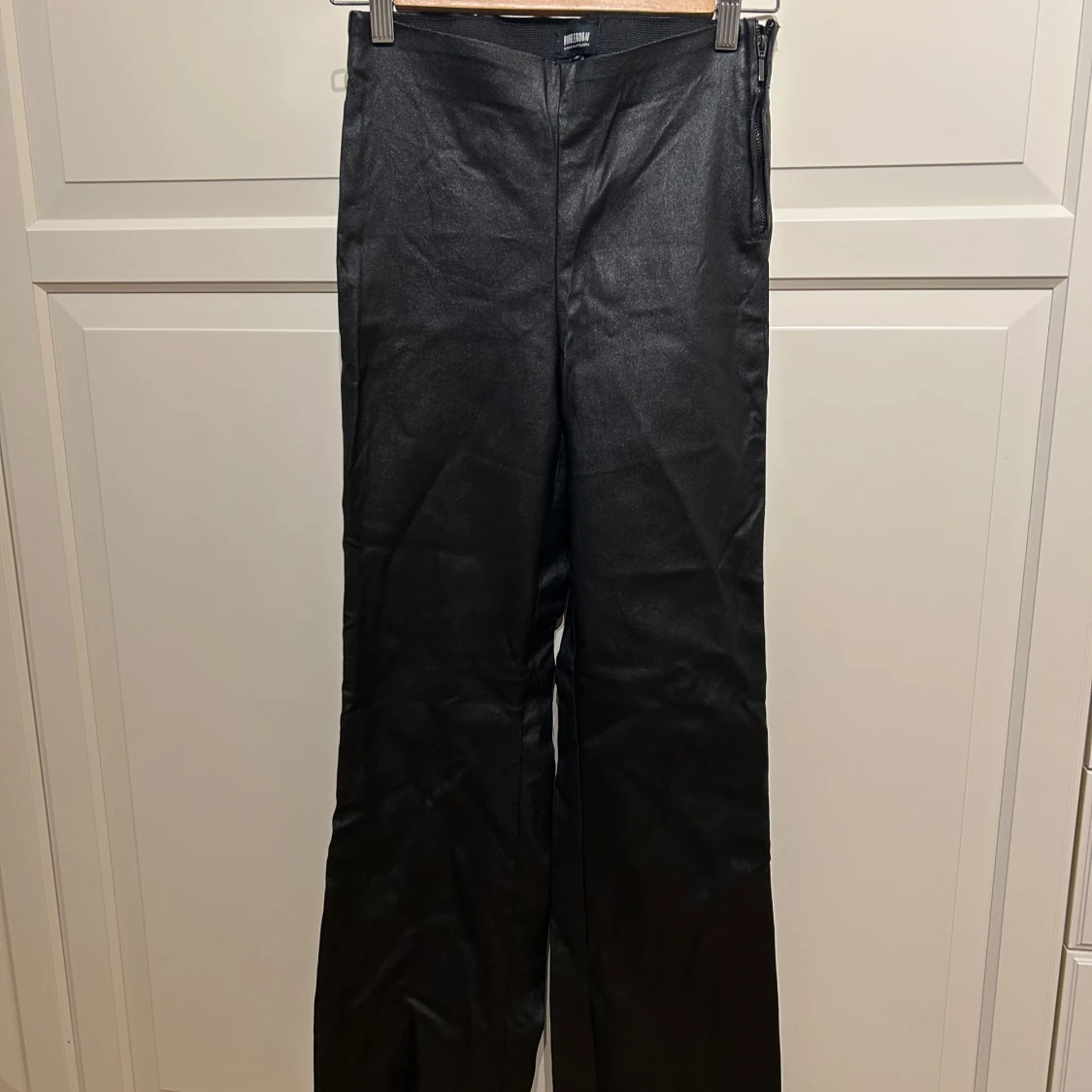 Svarta ”läder” byxor från Bubbleroom x Moa Mattsson - 2