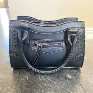 Svart väska - Säljer denna jättesnygga svarta väskan. Perfekt storlek för det viktigaste. Den är från Gina tricot❤️