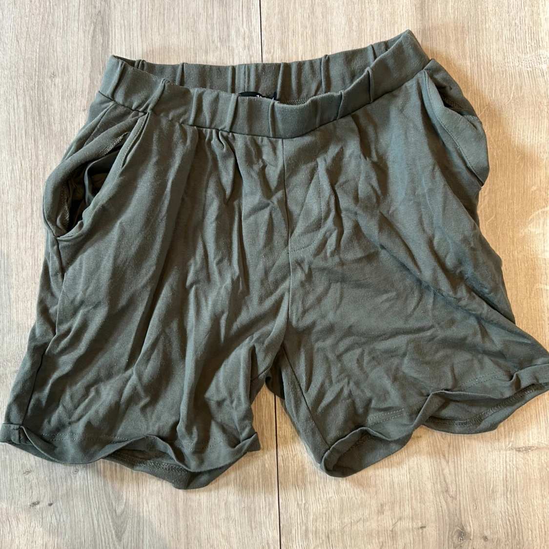 Mörkgröna shorts med resårmidja